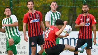 Abgeschossen hat Neckarelz (rote Trikots) den TSV Rosenberg. Der Verbandsliga-Absteiger gewann mit 6:1.