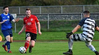 Der FC Grünsfeld II (in Rot) kam in der Kreisklasse A nach langem Rückstand noch zu einem 2:1 gegen die SpG Uissigheim II/Gamburg.