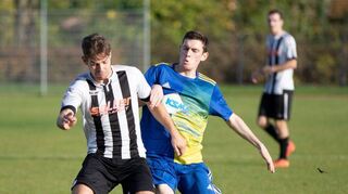 Die SGM Weikersheim (schwarz-weiß gestreift) setzt sich am Ende klar mit 3:0 gegen Bieringen durch.