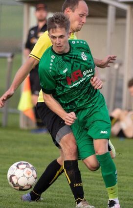 Der SV Edelfingen (in Grün) feiert einen Derbysieg.