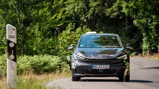 mid Groß-Gerau - Die Fahrschule Schnücker im hessischen Schwalmstadt zeigt mit dem Cupra Born, wie gut E-Mobilität im Alltag funktionieren kann.
