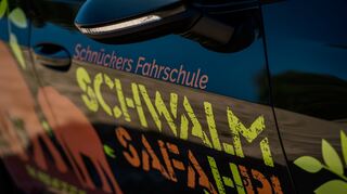 mid Groß-Gerau - Orangefarbene Silhouetten der Dickhäuter prägen die Seiten des E-Lefanten genannten Vollzeitstromers von Cupra.