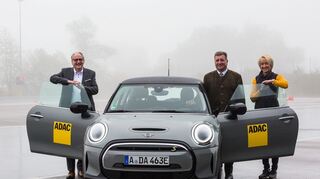 mid Groß-Gerau - Der bayerische Verkehrsminister Bernreiter 
(zweiter von links) übernimmt die Schirmherrschaft für das neue ADAC E-Auto Training.
