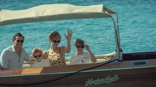 Längst nur noch zum Schein eine glückliche künftige Königsfamilie (v. l.): der heutige König Charles (Dominic West), Sohn Harry (Teddy Hawley), Prinzessin Diana (Elizabeth Debicki) und der aktuelle Thronfolger William (Timothee Sambor).