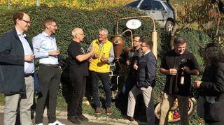 Perfektes Herbstwetter herrschte bei „Beckstein brent“ am Sonntag, als Bürgermeister Dr. Lukas Braun, Alois Gerig (Bundesvorsitzender Klein- und Obstbrennerverband), Landrat Christoph Schauder sowie Stephan Grimm (Vorstand Brennereiverband Neckar-Tauber) gemeinsam mit Ortsvorsteher Philipp Hahn und Organisator Dieter Braun einen Rundgang zu den einzelnen Stationen unternahmen.