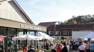 Mehrere Tausend Besucher strömten zu „Beckstein brennt“. Für musikalische Stimmung sorgten an zahlreichen Stationen die Heckfelder Musikanten und die „Säüboochklopfer“ aus Oberlauda (Bild rechts).