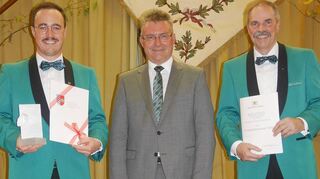 Im Rahmen des Jubiläums-Abends wurden langjährige und verdiente Mitglieder des Gesangvereins „Frohsinn“ geehrt (oben). Landrat Dr. Achim Brötel überreichte dem traditionsreichen Chor die Conradin-Kreutzer-Tafel (links). Für die Umrahmung des Programms sorgte unter anderem der Jubiläums-Projektchor (rechts).