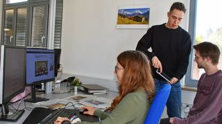 Auftakt zum Projekt „Faktenchecker“: An den sieben teilnehmenden Schulen in der Region registrierten sich mehr als 260 Schüler. Das Bild zeigt die FN-Azubis Juliana Frei, Joshua Kahl und Marian Schmitt (von links), die bereits im vergangenen Jahr erfolgreich am Projekt teilnahmen.