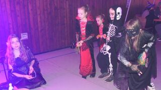 Spielstationen für Kinder und Partystimmung für alle Generationen bot die Halloween-Party der Dorfladeninitiative Boxtal am Sonntag im Gemeindezentrum.