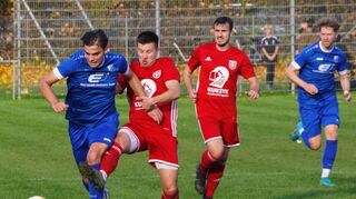 Für die Spieler des VfB Reicholzheim (blaue Trikots) gab es gestern im Spitzenspiel kaum ein Vorbeikommen an den Akteuren des TSV Tauberbischofsheim.