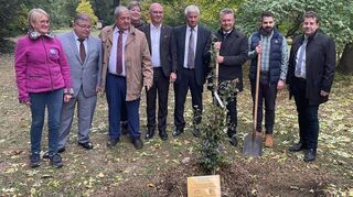 Als Zeichen der tief verwurzelten Freundschaft wurde eine Rotbuche aus dem Neckar-Odenwald-Kreis im überregional bekannten Arboretum in der Komitatshauptstadt Szombathely von Vizepräsident Ferenc Marton und Landrat Dr. Achim Brötel im Beisein der Kreisrätinnen und Kreisräte gepflanzt.