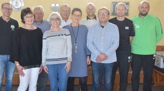 Die Geehrten des FC Külsheim: (von links) Co-Vorsitzender Stefan Platz, Ute Wörner, Günther Seidenfuß, Gisela Krug, Alfred Bauch, Stefanie Kölpin, David Schmidt, Bertram Grein, Stefan Heußlein und Co-Vorsitzender Sven Bohn.