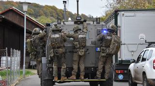 Am Donnerstag waren erneut schwer bewaffnete Spezialeinsatzkräfte der Polizei in Bobstadt und sicherten eine Maßnahme des Landratsamtes.