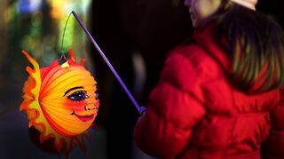 Ein Mädchen hält am 11.11. während eines Lampenumzuges zum Martinsfest eine Laterne in den Händen – zum Gedenken an den heiligen Martin von Tours, der seinen Mantel mit einem Bettler teilte und den Armen und Schwachen half.