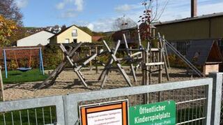 Seit Wochen gesperrt: Der neue Spiel-platz in Neunkirchen.