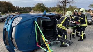 Bei der Übung der Gesamtwehr Limbach galt es auch, einen eingeklemmten Mann aus seinem Fahrzeug zu bergen.