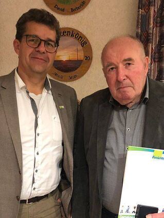 Peter Czemmel wurde mit der silbernen Medaille des Freien Wähler Landesverbandes ausgezeichnet.