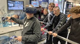 Besonderen Spaß bereitete den Schülerinnen und Schülern der Comenius Realschule im Erlebnis-Lern-Truck das Ausprobieren der VR-Brille.