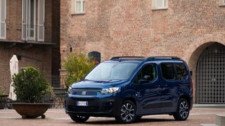 mid Frankfurt - Dank ausgeklügelter und innovativer Lösungen, die das Fahren in der Stadt weniger stressig und sicherer machen, ist der neue E-Doblo als Transporter-Version das geeignete Fahrzeug für alle Anforderungen gewerblicher Anwender.