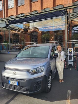 mid Frankfurt - mid-Chefin Jutta Bernhard startet eine erste kurze Testfahrt mit dem Fiat E-Doblo.