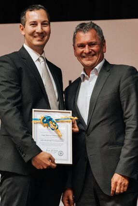Festakt: Geschäftsführer Alexander Kärcher mit Wertheims Bürgermeister Wolfgang Stein bei der Urkundenübergabe zum 100-Jahr-Jubiläum der Eugen Woerner GmbH & Co. KG.