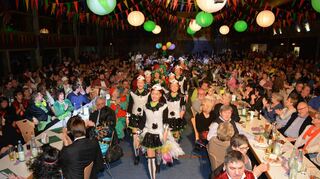 Das Bild stammt von der Igersheimer Prunksitzung 2017. Die Halle war voll. Künftig stehen zwei Narrenschoppen auf dem bunten Programm.