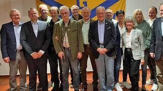 Ehrungen bei der Rudergesellschaft Wertheim: Das Bild zeigt (von links) Christian Fischer (40 Jahre Mitgliedschaft), Dr. Bernd Kober (45 Jahre), Achim Krimmer (40 Jahre), Markus Zeller (40 Jahre), Bert Zeller (50 Jahre), Michael Diehm (30 Jahre), Stefan Gläser (35 Jahre), Gerhard Schwend (70 Jahre), Michael Schwend (35 Jahre), Gabriela Krimmer (25 Jahre), Brigitte Fischer (40 Jahre), Simona Kober (25 Jahre), Bernd Seipp (20 Jahre) und Andreas Kärcher (25 Jahre).