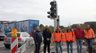 Was lange währt, wird endlich gut: Die Fußgängerampel an der Hettinger Straße in der Höhe des Wohngebiets Hühnerberg soll das Überqueren der Straße für Fußgänger und Radfahrer erleichtern. Unser Bild zeigt (von links) Ortsvorsteher Timo Steichler, Beigeordneter Benjamin Laber, Fachdienstleiter Harald Steinbach, Bauleiter Volker Henn (beide vom Landratsamt), Manuel Stauch von der Baufirma Link und Thomas Frey, stellvertretender Straßenmeister.