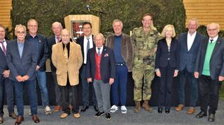 Der Landrat des Main-Tauber-Kreises, Christoph Schauder, wurde von Oberst Lars Persikowski (Vierter von rechts) zum 20. Tauberfränkischen Kommandeur des Transport-hubschrauberregiments 30 ernannt. Die Übergabe der Amtsinsignien im Rahmen des traditionellen Tauberfränkischen Abends konnte allerdings nicht stattfinden, da sowohl die scheidende Tauberfränkische Kommandeurin, MdB Nina Warken, als auch ihr Nachfolger Christoph Schauder verhindert waren.