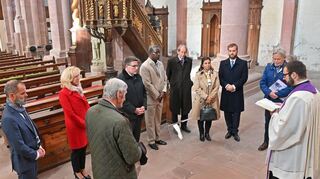 Der portugiesische Herzog Dom Duarte de Bragança (Fünfter von rechts) besuchte zusammen mit seiner Ehefrau und seinem ältesten Sohn die Grablege ihrer Vorfahren in der Klosterkirche Bronnbach.