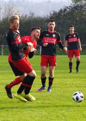 Knapp mit 1:0 setzte sich der FC Eichel (rote Hose) gegen den SV Distelhausen durch.