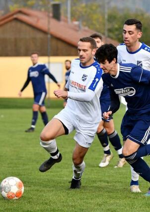 Gerlachsheim (blaues Trikot) bleibt Spitzenreiter Schönfeld/Kleinrinderfeld II dicht auf den Fersen.