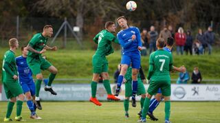 Mit 3:0 setzte sich die SGM Hohenbach/Rengershausen (blaue Trikots) gegen den SV Edelfingen durch.