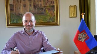 Das Turmzimmer im Hardheimer Schloss ist der neue Lieblingsplatz von Stefan Grimm. „Ich kann die größten Baustellen, die ich habe, von meinem Büro aus sehen“, sagt der 45-Jährige. Seit 100 Tagen ist der neue Bürgermeister der Erftalgemeinde im Amt.