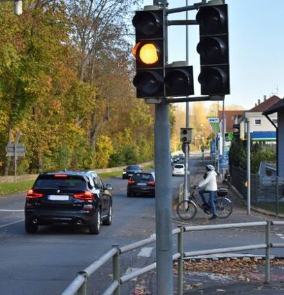 Nur drei Sekunden dauert die Gelb-Phase, dann wird es bereits rot und der Blitzer scharf geschaltet.