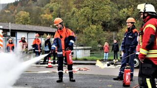 In dieser Situation wurde die Bekämpfung eines Benzinbrands mit Pulverfeuerlöschern geübt.