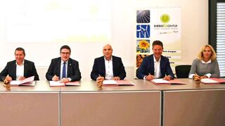 Über die Verlängerung der Sponsoringvereinbarung zwischen der Landkreisverwaltung, seiner Energieagentur sowie der Initiative „Klimaschutz Main-Tauber“ freuten sich stellvertretend Volker Hofmann (Überlandwerk Schäftersheim), Peter Vogel (Sparkasse Tauberfranken), Paul Gehrig (Stadtwerk Tauberfranken), Landrat Christoph Schauder, Eric Schuh (Stadtwerke Wertheim), Tilmann Fabig (Volksbank Main-Tauber) und Ursula Mühleck (Dezernentin für Kreisentwicklung und Bildung).