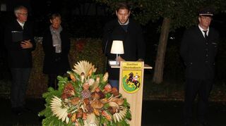 Gastredner des Festakts zum Volkstrauertag in Oberbalbach war Stadt- und Kreisrat Marco Hess. Mit dabei (von links) Pfarrer Stefan Märkl, Ortsvorsteherin Monika Noorlander und Reiner Ott, Kommandant der Freiwilligen Feuerwehr, Abteilung Oberbalbach.