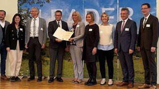 Bei der Urkundenübergabe für die Leader-Aktionsgruppe „Neckartal-Odenwald aktiv“ (von links): Jan-Peter Röderer, MdL, Zentralstellenleiterin Marion Günther (Neckar-Odenwald-Kreis), Erster Landesbeamter Stefan Hildebrandt (Rhein-Neckar-Kreis), Minister Peter Hauk, MdL, Vorsitzende Sieglinde Pfahl, Barbara Schäuble (Rhein-Neckar-Kreis), Sabine Keller (Geschäftsstelle), Landrat Dr. Achim Brötel und stellvertretender Vorsitzender Bürgermeister Norman Link.
