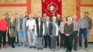 Unter der Vereinsfahne versammelt: die Geehrten des Ehrungsabends mit dem Vorsitzenden des Turngaus Hohenlohe, Dr. Friedrich Bullinger, dem Vorsitzenden des TSV, Steffen Reißenweber, den neuen Ehrenmitgliedern Angelika Naumann und Margot Busch sowie Volker Silberzahn, Vorsitzender des Sportkreises Mergentheim.