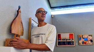 Sammler Tyrown Vincent beim Aufbau seiner Exponate.