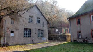 Das Mühlengebäude der Kettenmühle (links) und Nebengebäude: Dort soll nach den Plänen von Nico und Helen Kaufmann ein Therapiezentrum mit Landwirtschaft entstehen.