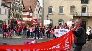 Birgit Adam von der IG Metall-Verwaltungsstelle Tauberbischofsheim, der Bartec-Betriebsratsvorsitzende Rainer Seifert und der Leiter der IG Metall-Vertrauensleute, Jochen Schlötterlein, begleiteten die Demonstration in der Bad Mergentheimer Innenstadt. Die IG Metall fordert ein deutliches Lohnplus.