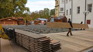 Der Aufbau läuft auf Hochtouren. Die Eisbahn in Bad Mergentheim eröffnet an diesem Freitag, 11. November.