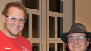 Hannes Ort (links) von der SG Fortuna Röttingen wurde von Bürgermeister Gabel geehrt.
