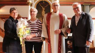 Kirchengemeinderatsvorsitzender Ewald Lutz (rechts) und Kirchengemeinderätin Beatrice Rupp (links) bedankten sich bei Pfarrer Peter Keßler und seiner Ehefrau Anita für die langjährige Seelsorge in der evangelischen Kirchengemeinde Edelfingen mit Blumen und einem Präsent.