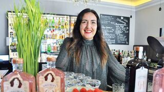 Gin von der Mosel: Die 44-jährige Silvia Zeimet nennt sich augenzwinkernd „Ginfluencerin“.