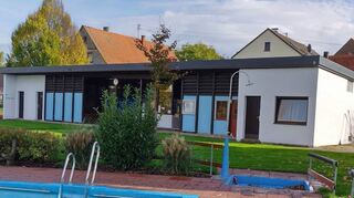 Auf das Gebäude des Freibads Freudenbach wird eine 30-kWp-Anlage installiert. Die Kosten in Höhe von 30 800 Euro teilen sich Förderverein und Stadt.