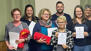 Ehrungen bei der DLRG Wenkheim: (von links, hinten) Nadine Winkler, Max Killmann, Elisabeth Meier und Alexander Baumann, (von links, vorne) Carmen Kneucker, Christiane Baumann, Linus Baumann, Verena Bopp und Sonja Spengler.