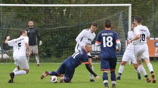 Creglingen (in Weiß, hier gegen Mulfingen) empfängt in Bieberehren Apfelbach/Herrenzimmern. Der entthronte Spitzenreiter Mulfingen/Hollenbach II empfängt Amrichshausen zum Derby.